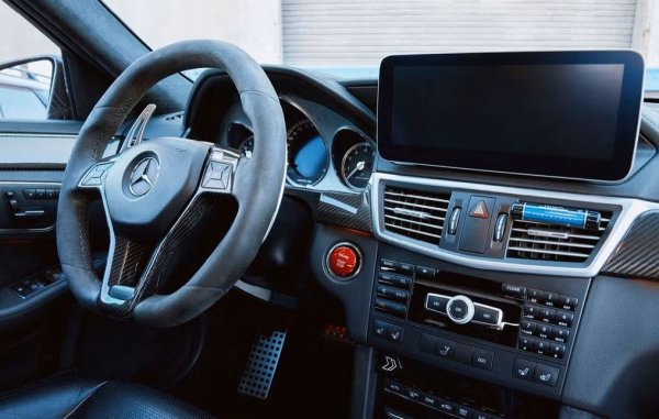 Собственикът на колата - инженер по професия - бил достатъчно прозорлив да я купи в самото начало на Covid-19 пандемията. Машината била откарана в сервиза от предишния собственик заради излизащ от ауспуха тъмен дим - нещо, което не е рядкост при двигателя М157. Шефът на сервиза му казал, че вероятно ще му трябва нов двигател. Оттам се стигнало до бърза продажба и до пълно щастие за новия притежател - след като все пак заменил мотора, разбира се. 
